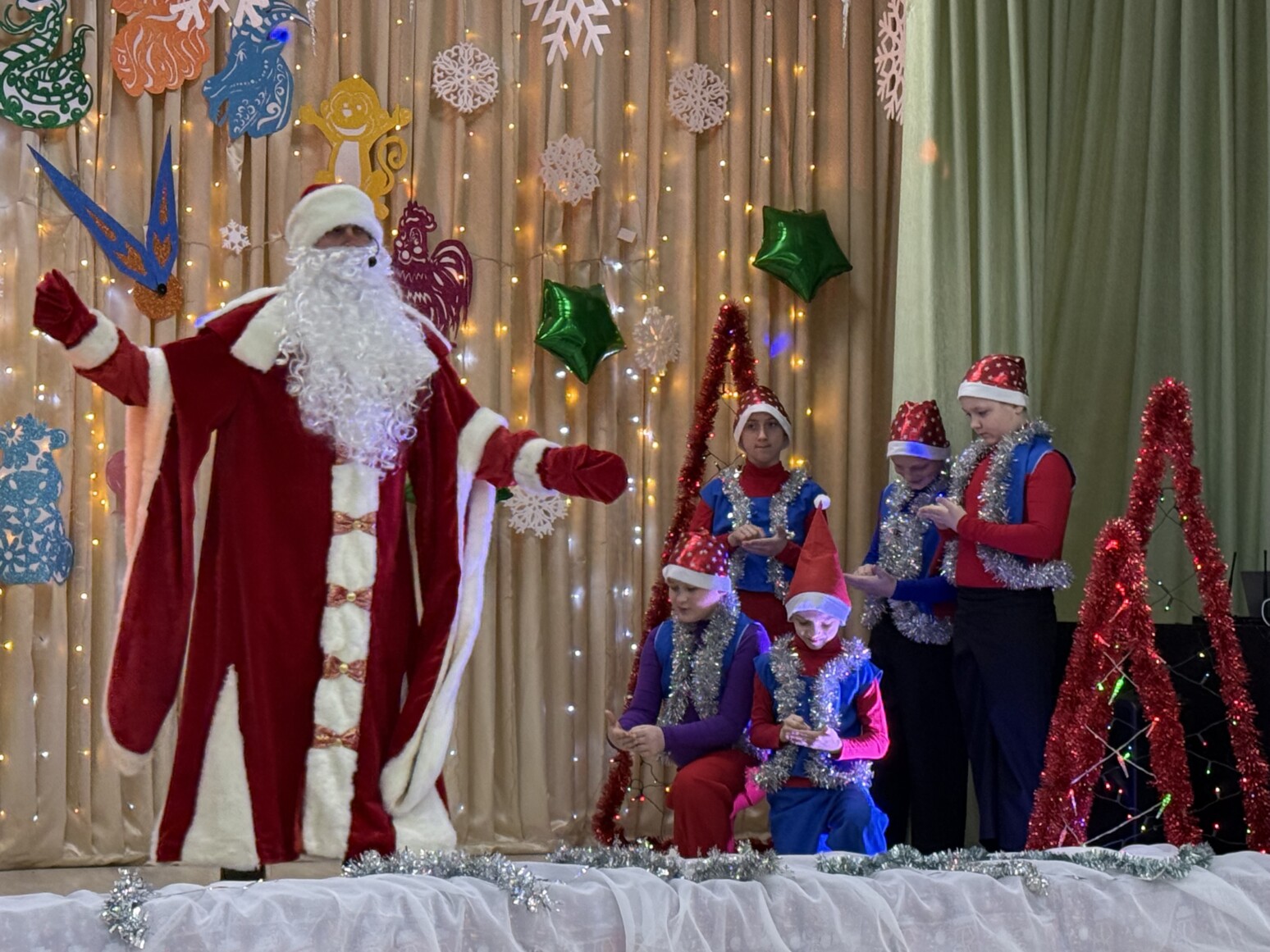 Елка, подарки и вера в чудо: как прошел новогодний праздник в Белыничской школе-интернате