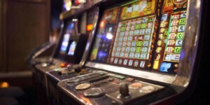 Проснулся без золота и «друга»: в Могилеве гость снял с хозяина цепь за 8 500 рублей ради казино