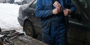 «Хозяин не заметит»: 22-летний предприниматель в Могилеве украл деньги из машины на обслуживании