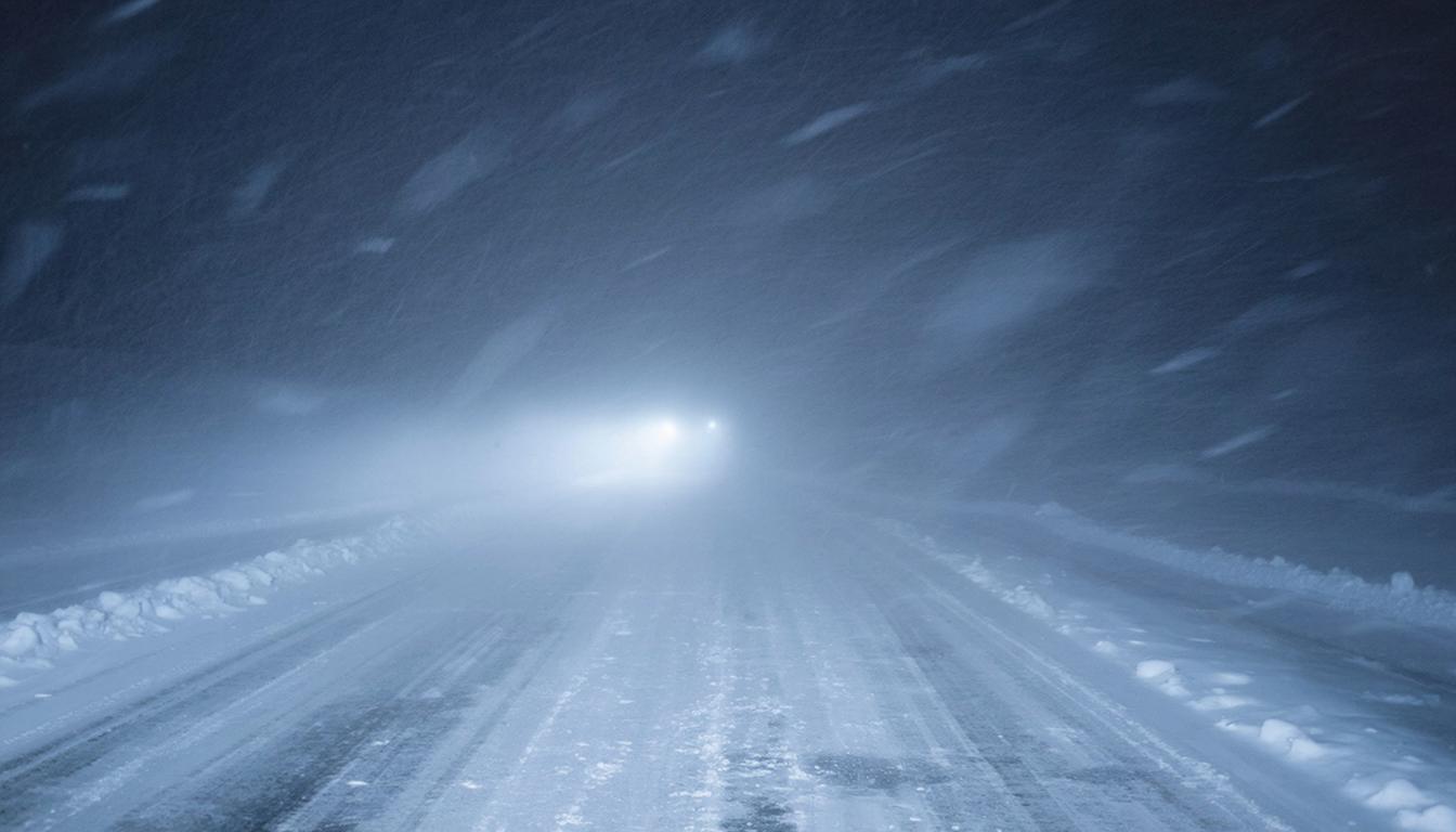 Метель и порывы ветра до 18 м/с: ГАИ предупредила о сложной обстановке на дорогах