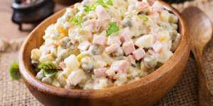 В МАРТ рассказали, сколько стоит набор для оливье в этом году