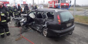 ДТП в Бобруйске: после столкновения с троллейбусом водителя легковушки доставали спасатели