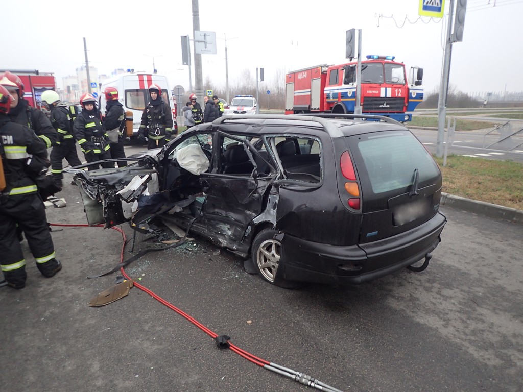 ДТП в Бобруйске: после столкновения с троллейбусом водителя легковушки доставали спасатели