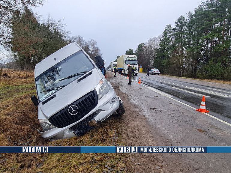 На трассе Могилев — Бобруйск маршрутка съехала в кювет