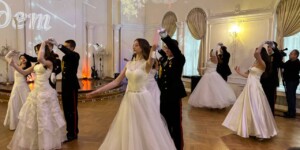 Полька, вальс, полонез: юных дам и кавалеров закружил в танце рождественский кадетский бал в Могилеве