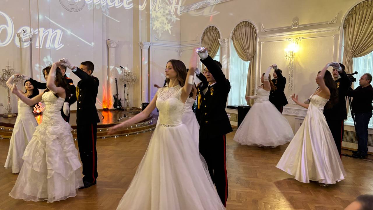 Полька, вальс, полонез: юных дам и кавалеров закружил в танце рождественский кадетский бал в Могилеве