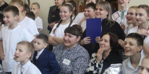 Сладкие подарки, денежный сертификат и вера в чудо: как профсоюзы поздравили спецшколу-интернат в Мстиславле