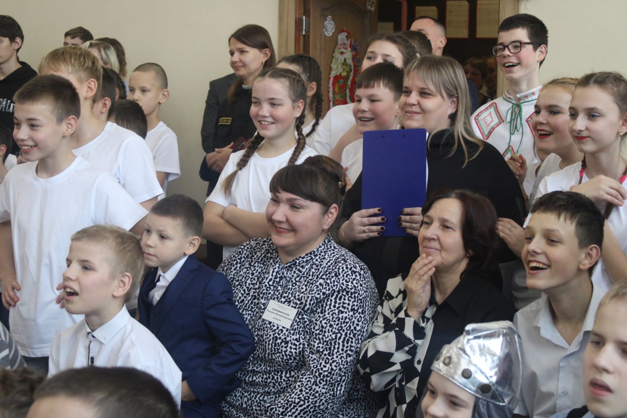 Сладкие подарки, денежный сертификат и вера в чудо: как профсоюзы поздравили спецшколу-интернат в Мстиславле