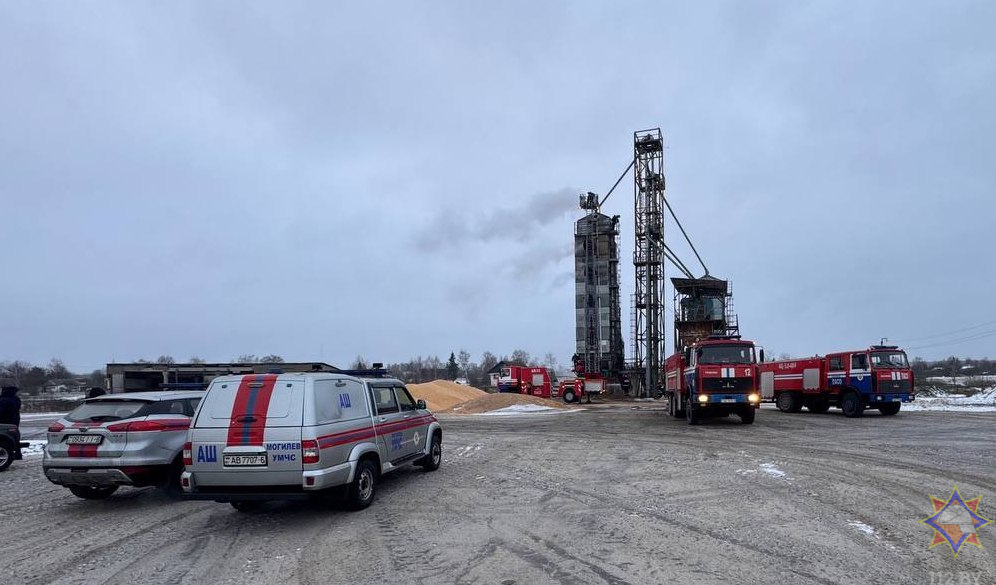 Зерносушильный комплекс загорелся в Могилевском районе: работали спасатели