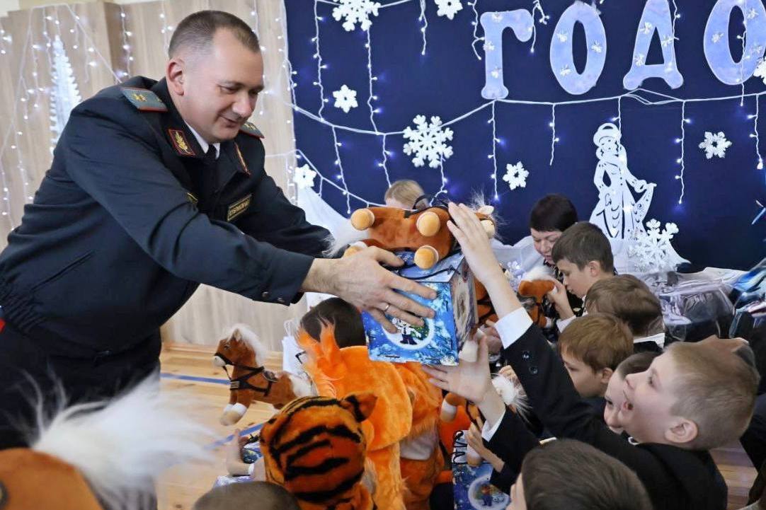 «Мы всегда рядом»: Иван Кубраков поздравил воспитанников мстиславской школы-интерната