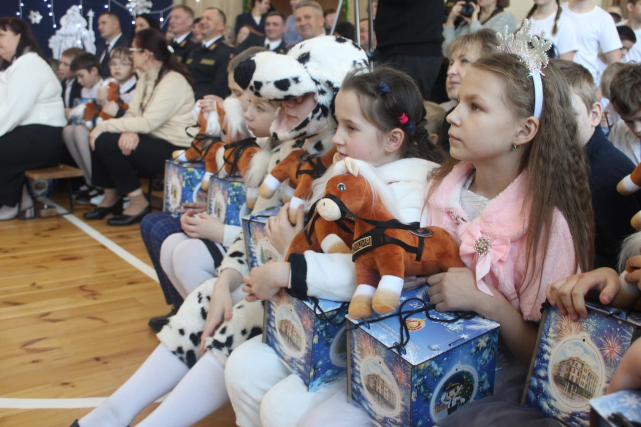 «Профсоюзы — детям»: как в Мстиславской школе-интернате дарили веру в чудо перед Новым годом