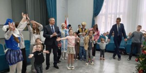 Сказка как лекарство: профсоюзы устроили новогодний праздник для детей в Могилевской больнице