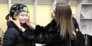 Катание на коньках, подарки и Дед Мороз: в Могилеве детям сотрудников УВД устроили праздник в Ледовом дворце