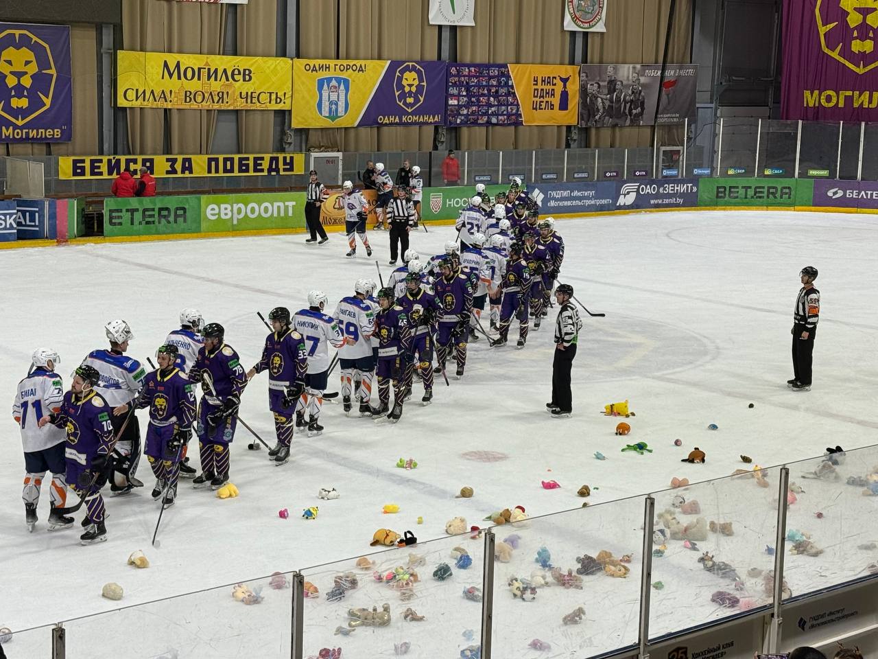 Большой мишкопад и хоккейный праздник: как в Могилеве прошла последняя домашняя игра ХК «Могилев»