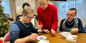 «Прикосновение к сказке» в Могилеве: как инклюзивная выставка и мастер-классы создают новогоднее чудо