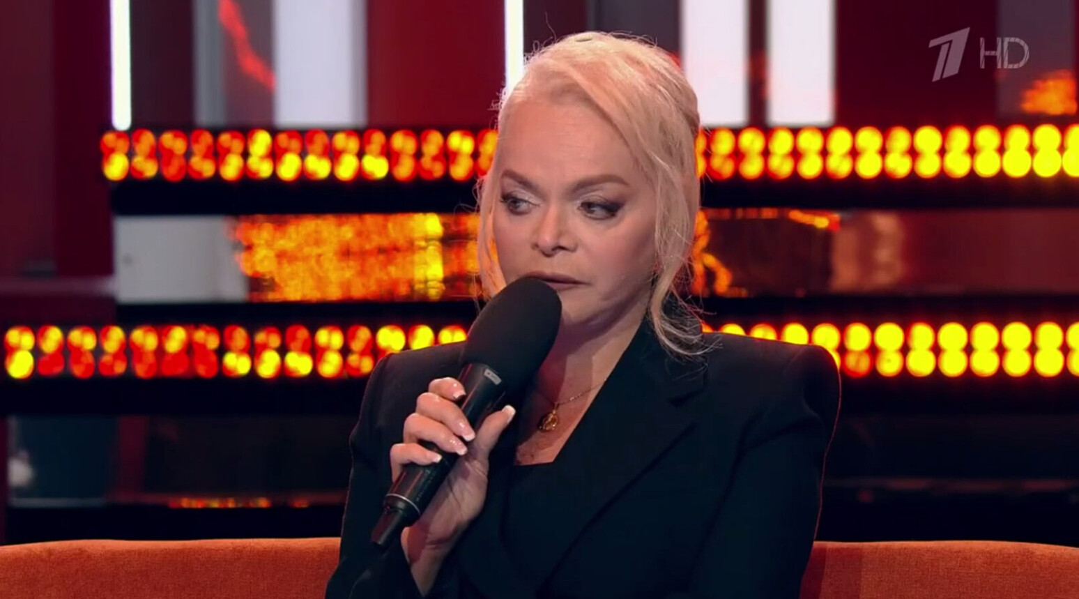 Лариса Долина пообещала вернуть деньги покупательнице спорной квартиры