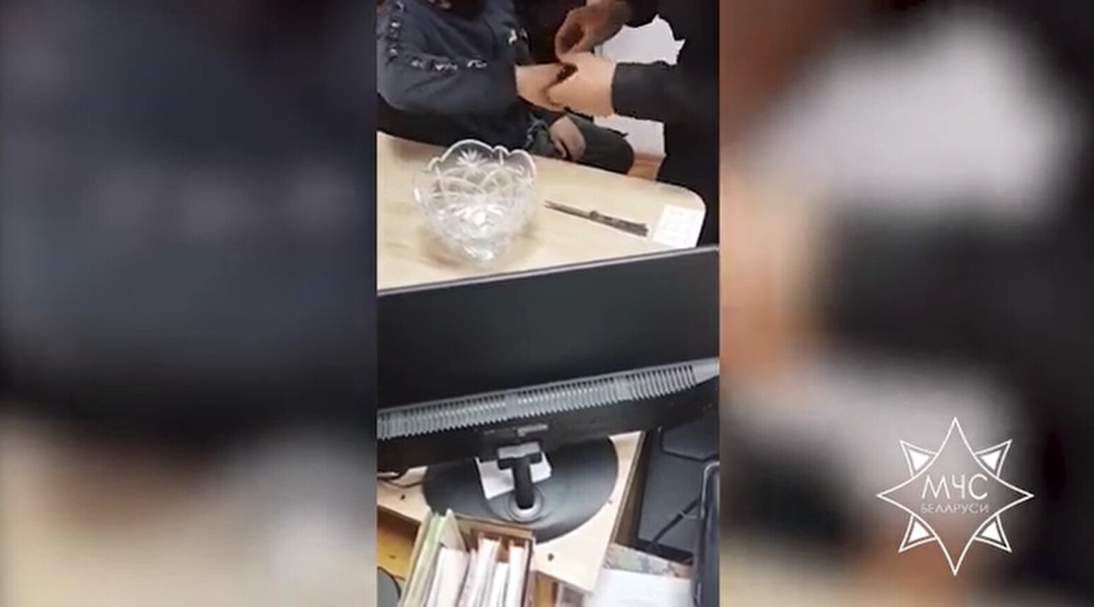 В Бобруйске спасатели сняли с пальца мальчика металлический номерок