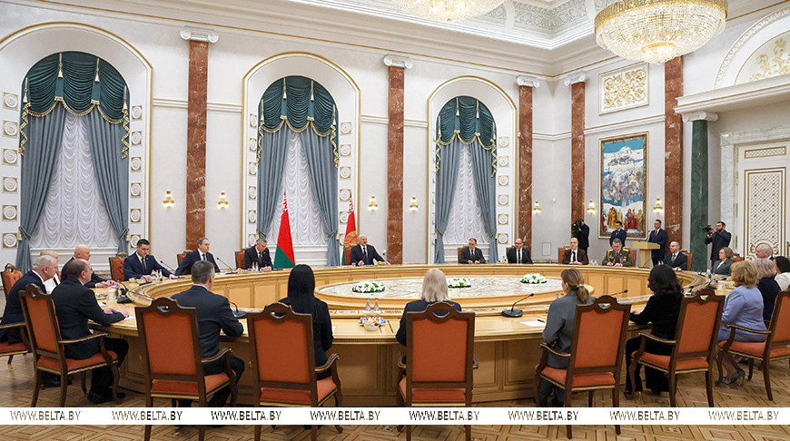 Лукашенко вручил дипломы доктора наук и аттестаты профессора: наука названа ключом к будущему Беларуси