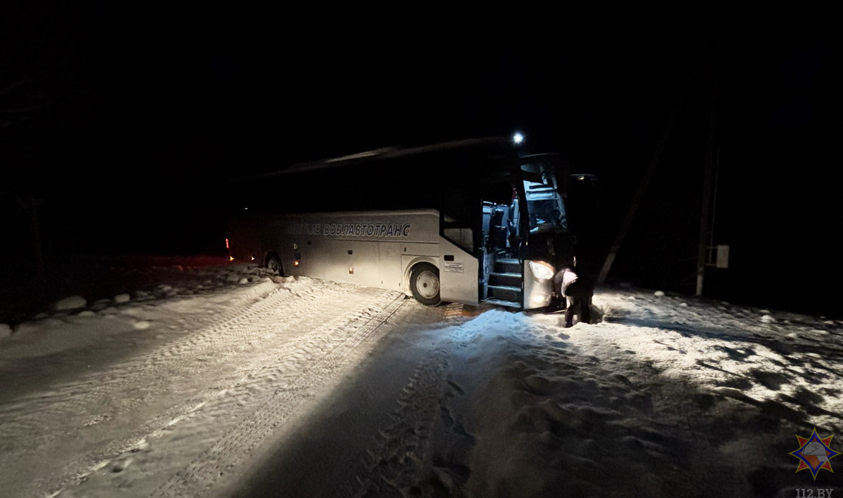 Скорая и автобус в снегу: спасатели за сутки дважды выезжали на помощь в Осиповичском районе
