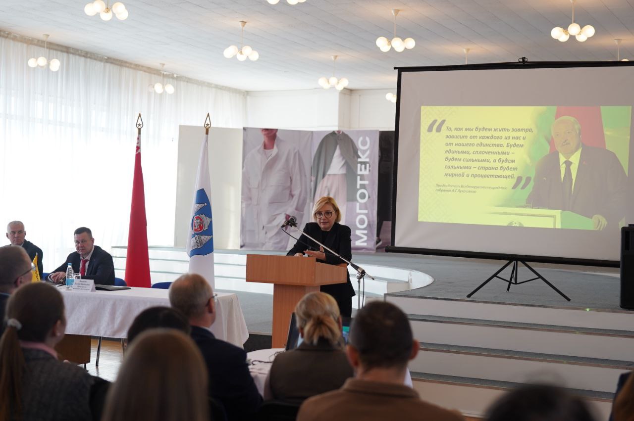 Председатель концерна «Беллегпром» обсудила с коллективом ОАО «Моготекс» ключевые аспекты Послания Президента. Фото