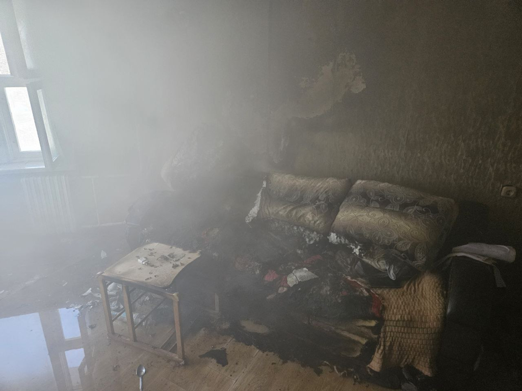 Пенсионера с отравлением дымом спасли могилевские спасатели при пожаре в квартире