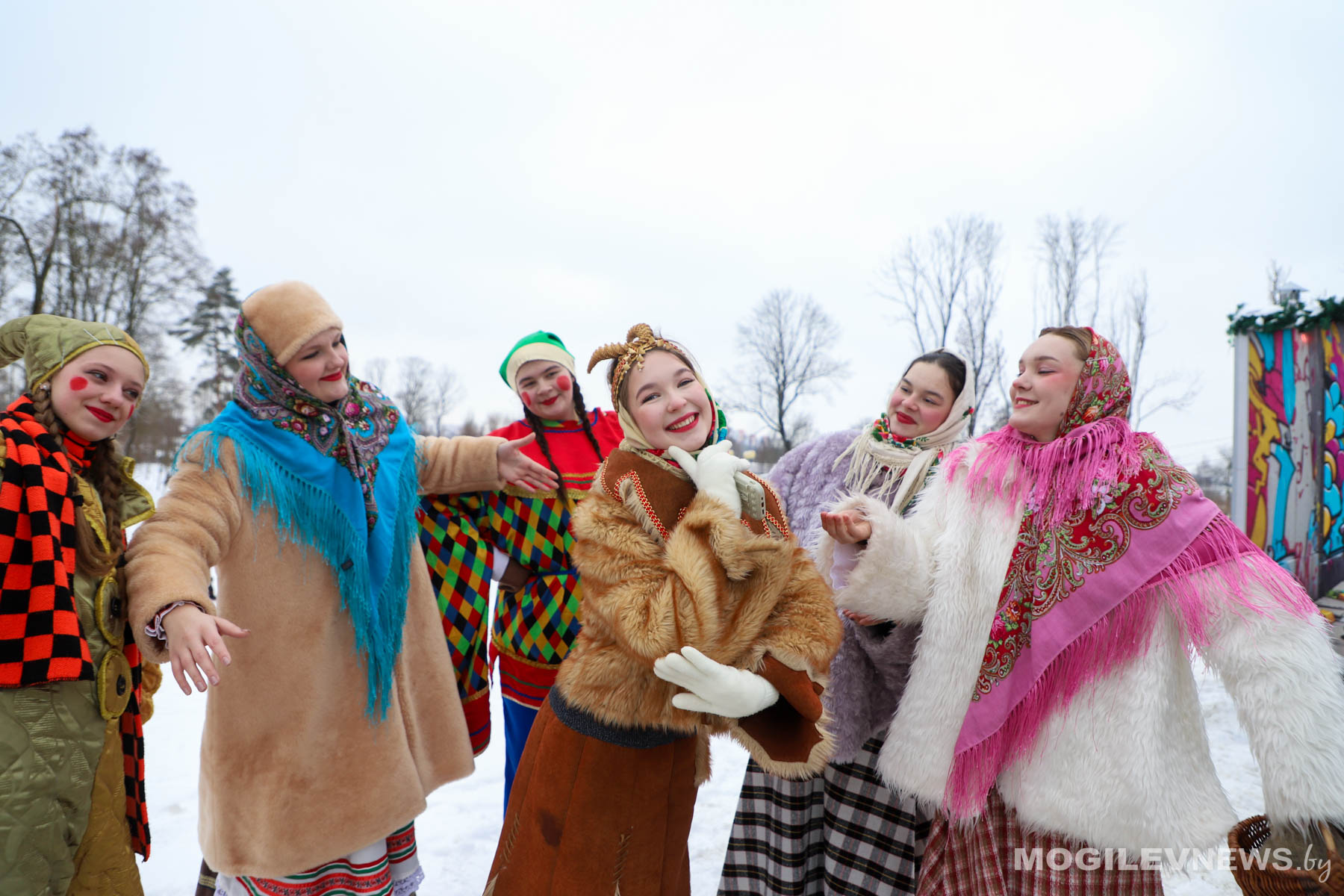 Традиции, каша и хороводы: как Могилев отметил Рождество в парке «Подниколье». Фото