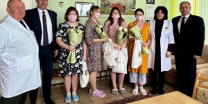 Праздник жизни в Год белорусской женщины: первые новорожденные Могилева получили поздравления от партии «Белая Русь»