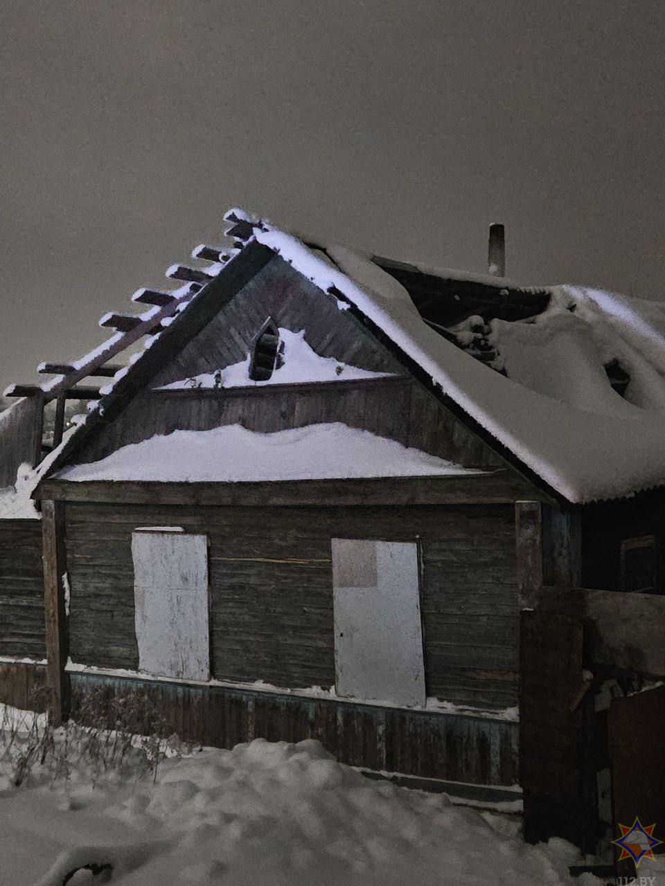 В дыму и огне: 59-летнюю женщину спасли из горящего дома в Могилеве