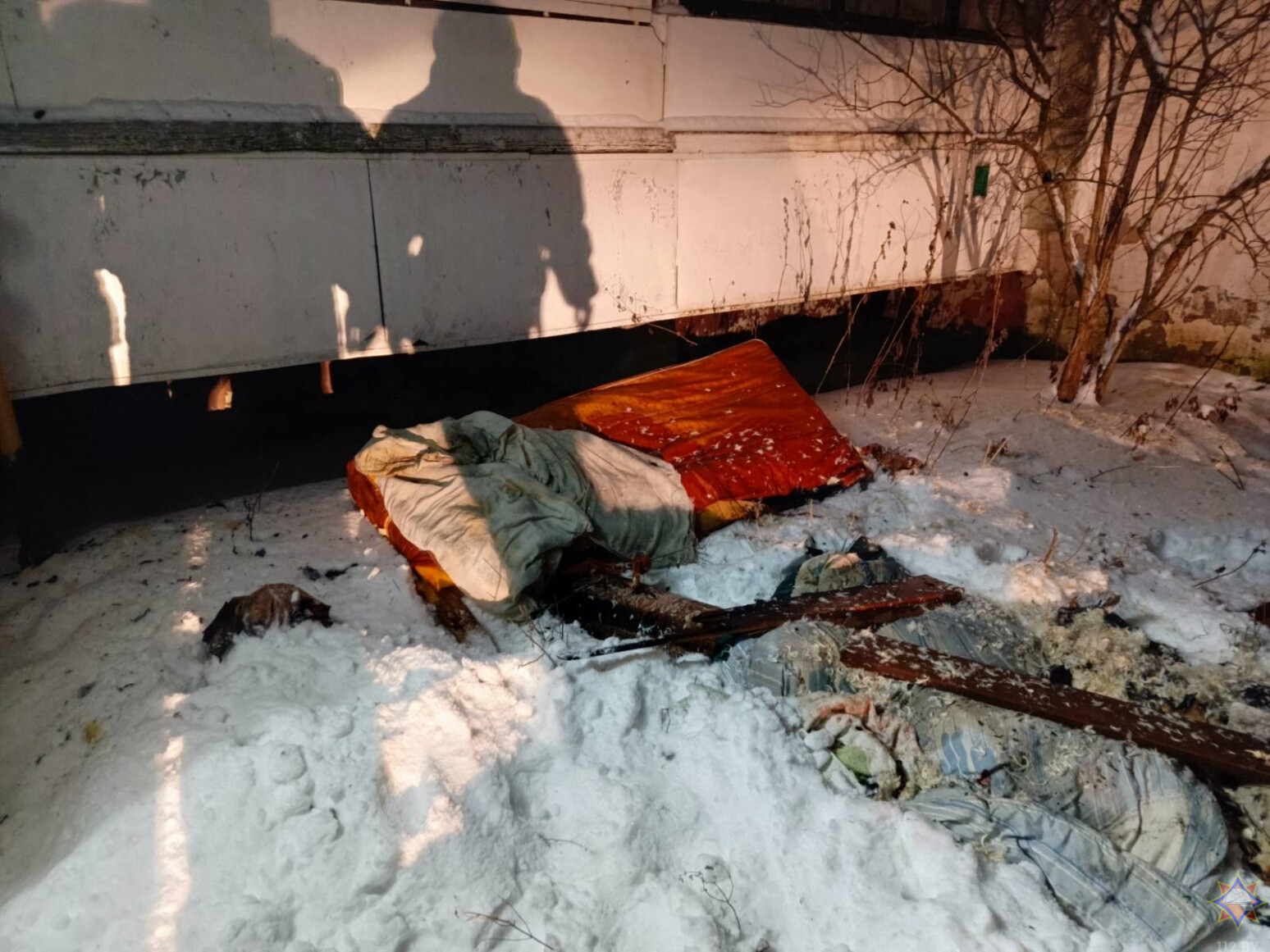 «Вернулся в огонь за вторым»: в Кричеве сосед спас из горящей квартиры мать и сына