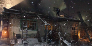 Новогоднее ЧП в Бобруйске: утром 31 декабря загорелся жилой дом, спасатели эвакуировали двух человек