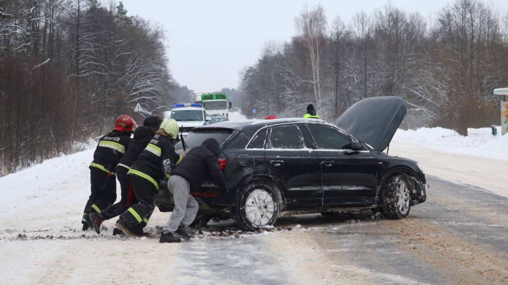 От буксировки машин до очистки крыш: узнали, как спасатели Могилевщины борются с последствиями снегопада