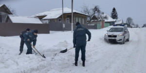 В Могилевской области спасатели расчищают снег у детсадов и помогают пенсионерам
