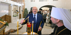 Лукашенко в Рождество посетил храм под Минском и призвал белорусов после праздников «браться за работу»