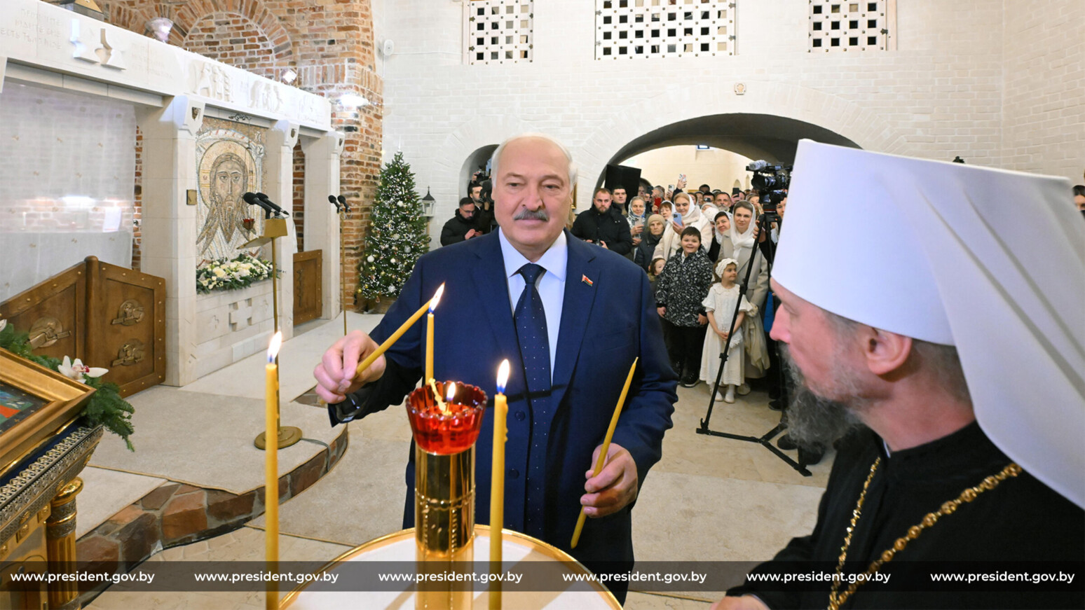 Лукашенко в Рождество посетил храм под Минском и призвал белорусов после праздников «браться за работу»