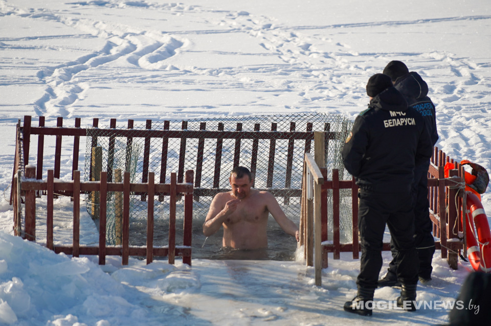 Купель, спасатели и медики: как организованы крещенские купания на Святом озере в Могилеве