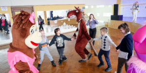 С верой в чудеса! Областной центр творчества собрал порядка 500 детей на новогодний благотворительный праздник. Фото