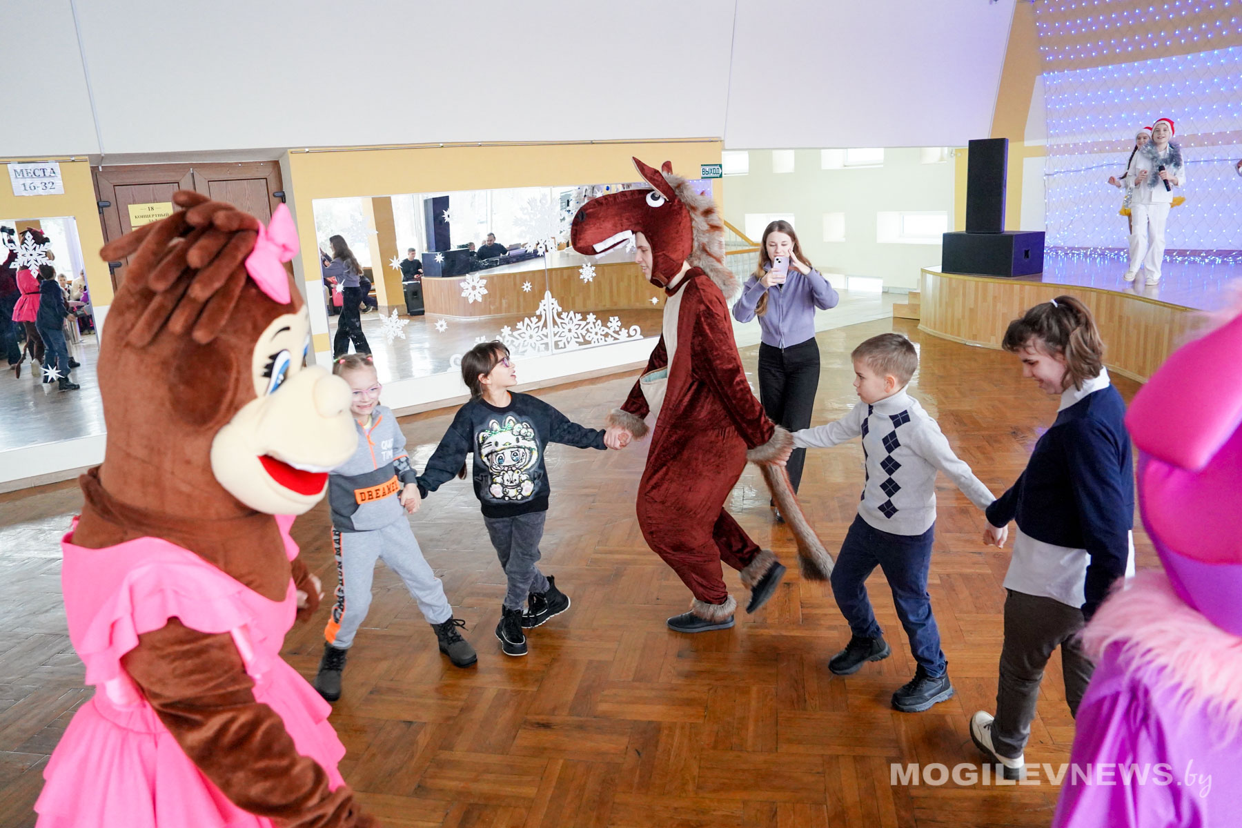 С верой в чудеса! Областной центр творчества собрал порядка 500 детей на новогодний благотворительный праздник. Фото