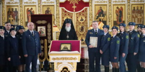 Архиепископ Софроний освятил и вручил хоругвь Могилевской таможне. Фото