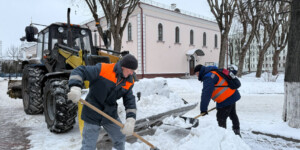Борьба со снегом: в Могилеве расчищают тротуары перед сильным снегопадом и ветром