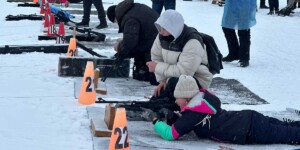 «Снежный снайпер» в Чаусах: 300 юных биатлонистов борются за путевку в Раубичи