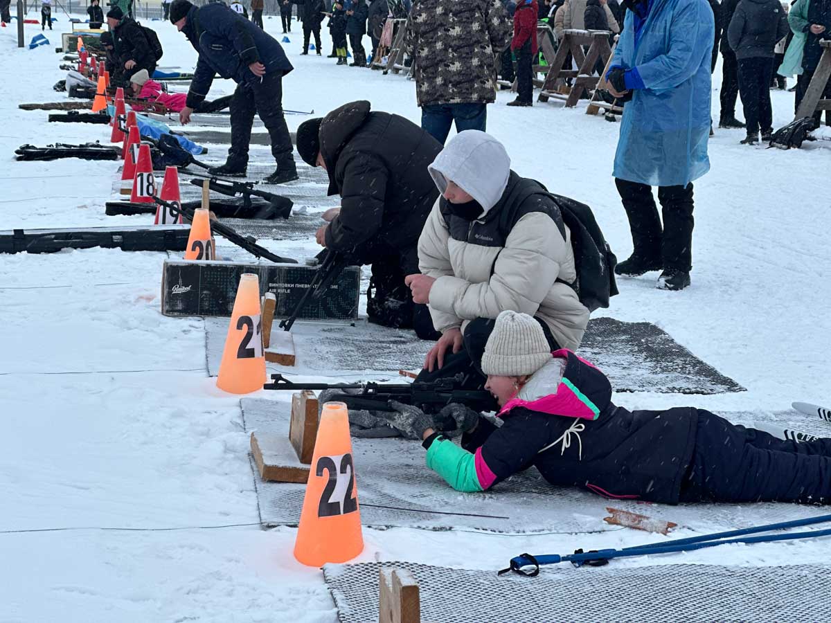«Снежный снайпер» в Чаусах: 300 юных биатлонистов борются за путевку в Раубичи