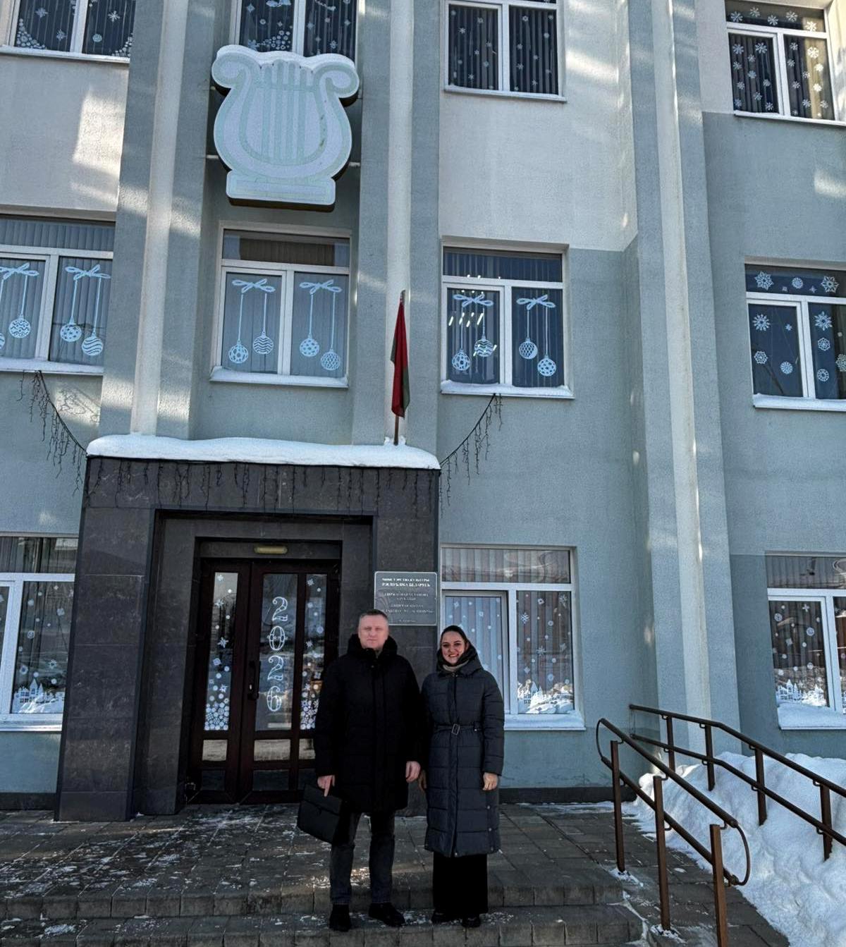 В осиповичской ДШИ нашли нарушения в графиках сторожей, но похвалили за тепло