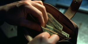 Друг уснул — деньги исчезли: в Могилеве ровесник обокрал приятеля на 1000+ рублей