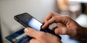 Похитил 1 000 рублей, пока хозяйка наливала. Как «помощник» обчистил карту в Могилеве