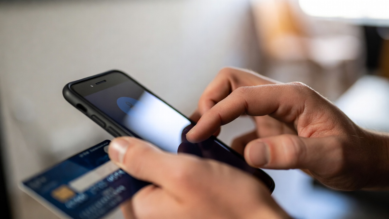 Похитил 1 000 рублей, пока хозяйка наливала. Как «помощник» обчистил карту в Могилеве