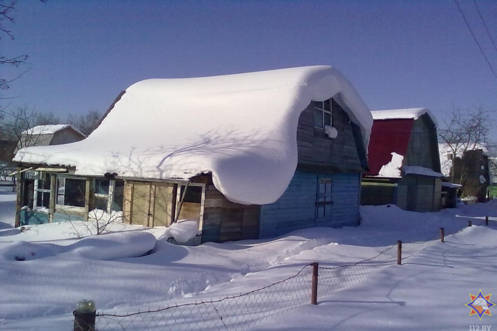 Опасный снег на крышах и деревьях: МЧС призывает усилить меры безопасности