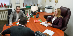 От памятника героям до сухих дворов: узнали, какие вопросы решали на приеме у депутата. Фото