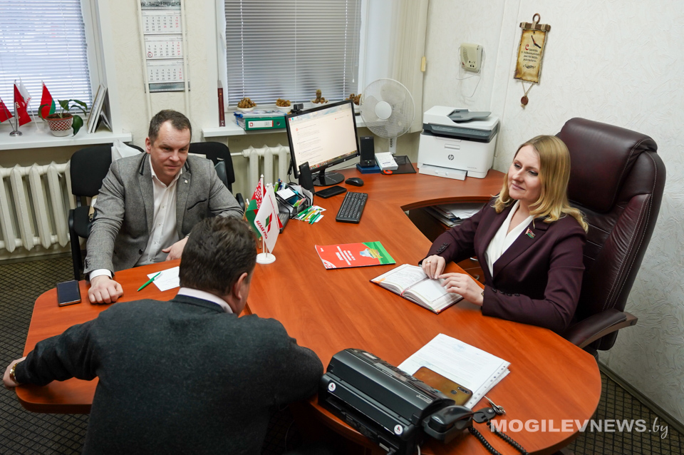 От памятника героям до сухих дворов: узнали, какие вопросы решали на приеме у депутата. Фото