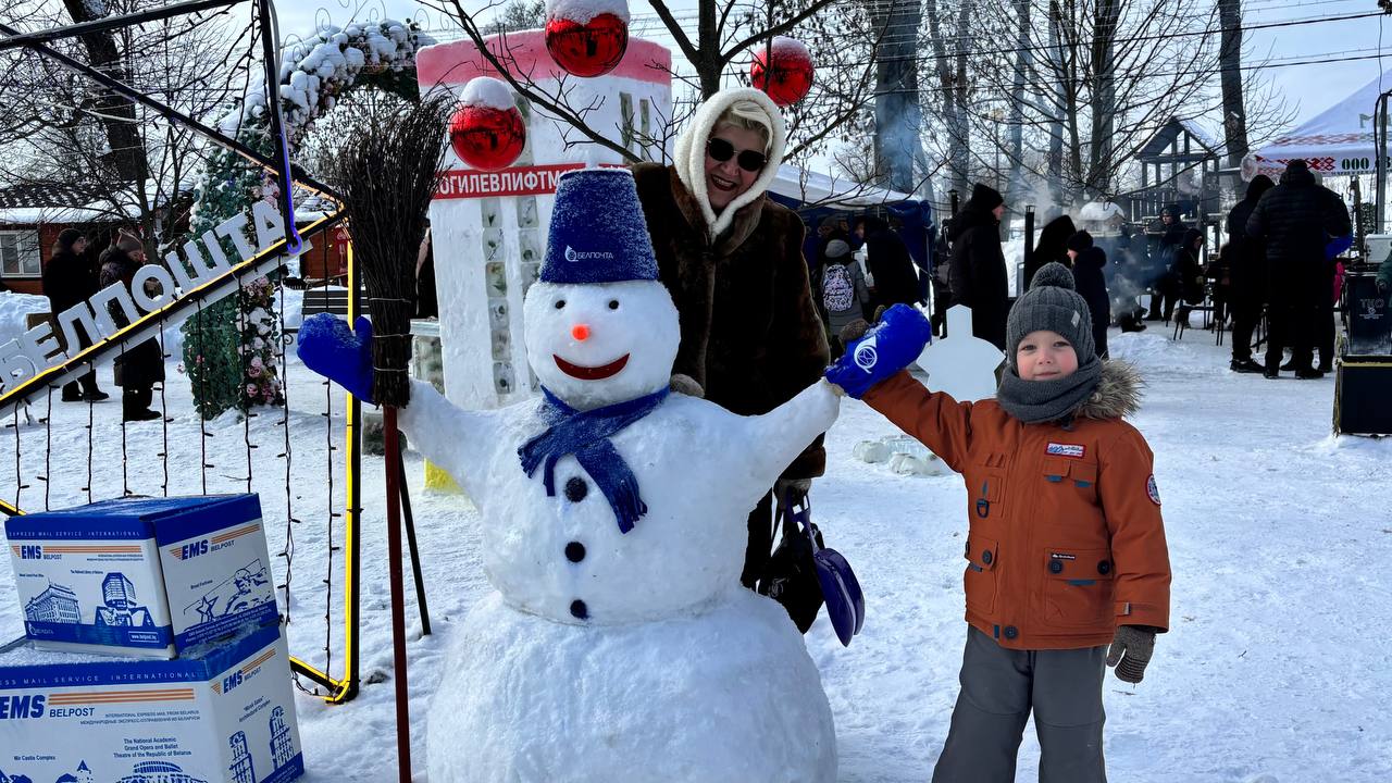 Чемпионат по метанию валенок и снежный городок в Могилеве