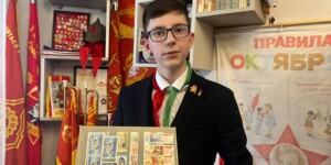 550 экспонатов в одной комнате. Школьник из Бобруйска 7 лет создает музей пионерии